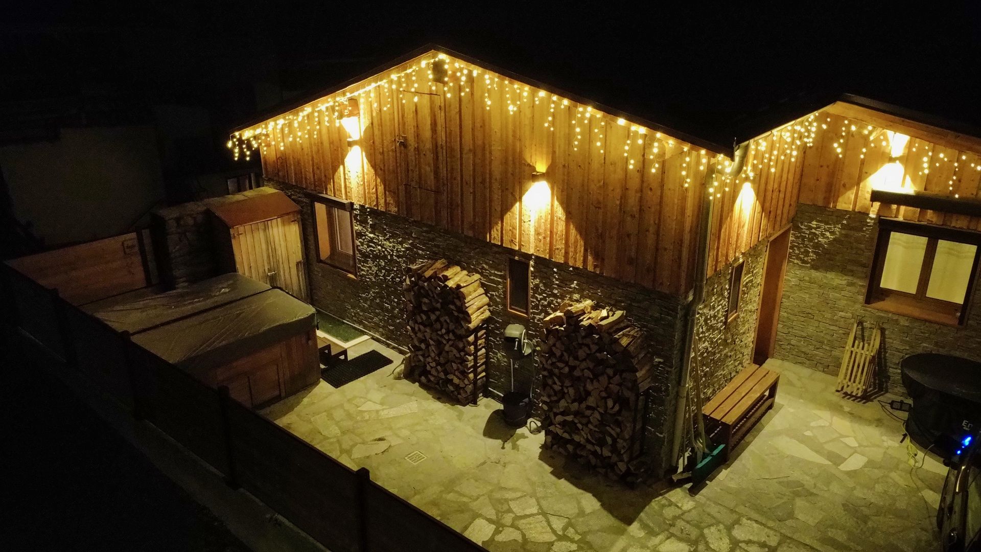 Vue aerienne chalet de nuit eclaire Montorlin - Vacances ski Paradiski