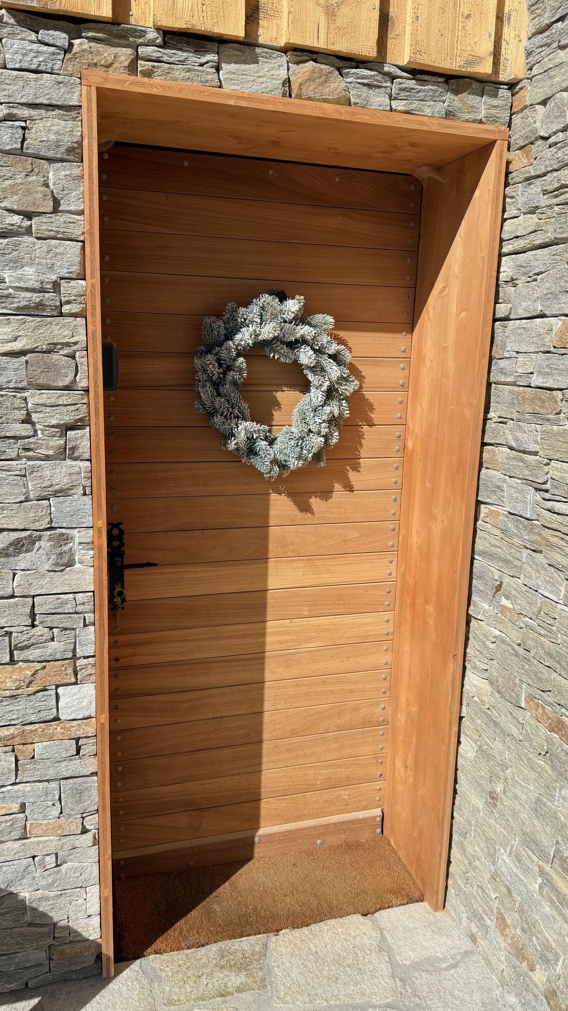 Porte d'entree chalet traditionnel savoyard avec couronne - Hameau de Montorlin